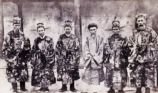 Danh sỹ Huỳnh Côn (thứ 3, từ phải qua)