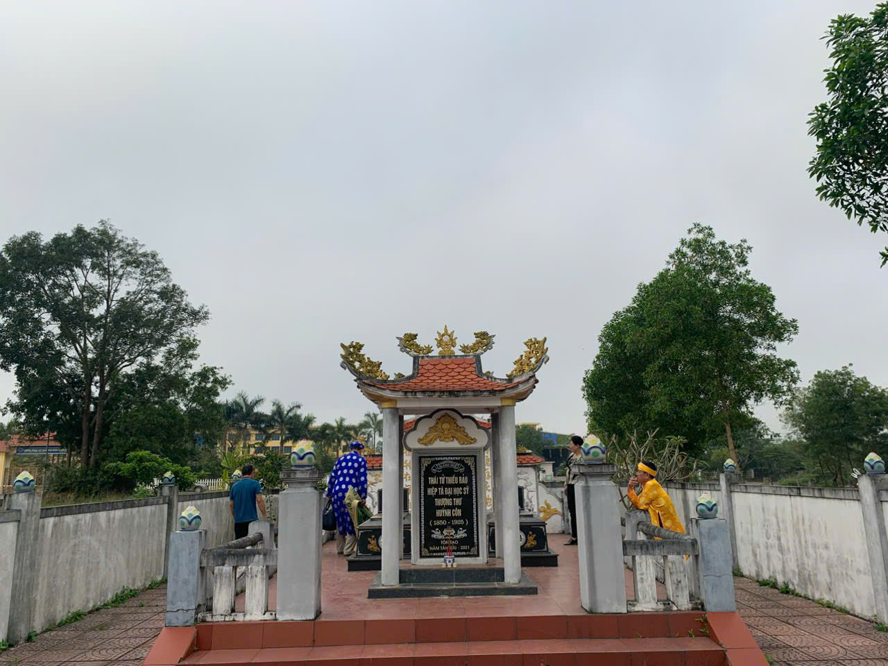 Lăng mộ Thượng thư Huỳnh Côn