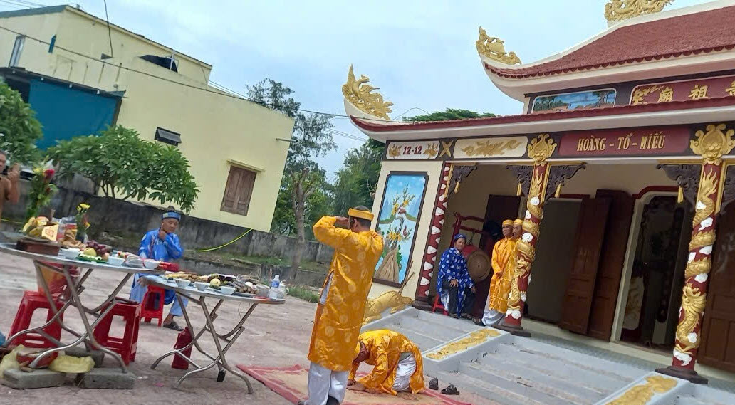 Lễ cúng tại Hoàng Tổ Miếu